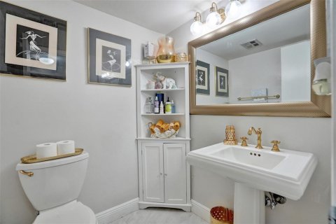 Condo in Lauderhill, Florida, 1 bedroom № 2245716 - photo 16