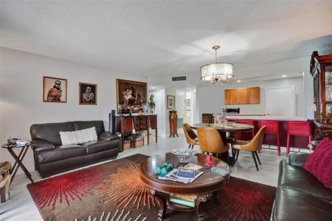 Condo in Lauderhill, Florida, 1 bedroom № 2245716 - photo 12