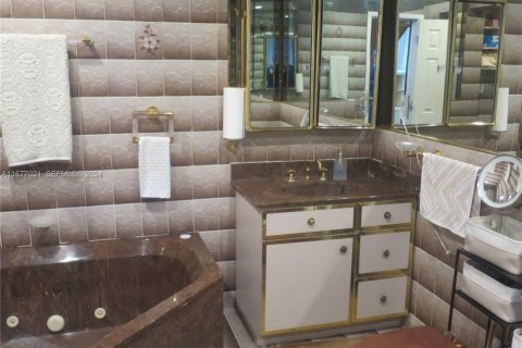 Villa ou maison à vendre à Miami Gardens, Floride: 4 chambres, 191.29 m2 № 2185841 - photo 8