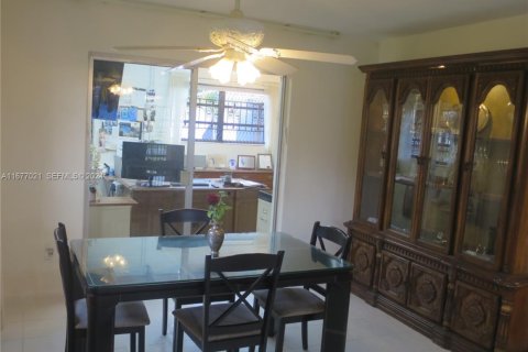 Villa ou maison à vendre à Miami Gardens, Floride: 4 chambres, 191.29 m2 № 2185841 - photo 4