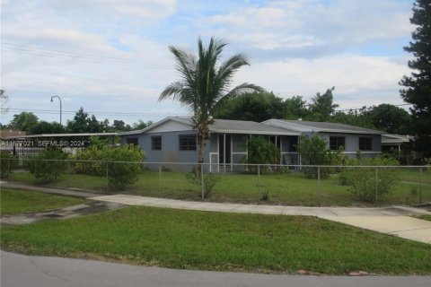 Villa ou maison à Miami Gardens, Floride 4 chambres, 191.29 m2 № 2185841