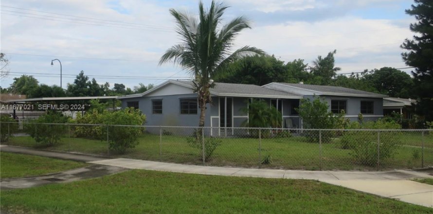 Villa ou maison à Miami Gardens, Floride 4 chambres, 191.29 m2 № 2185841