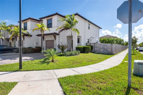 Townhouse in Homestead, Florida 3 bedrooms, 140.65 sq.m. № 1889205 - photo 1
