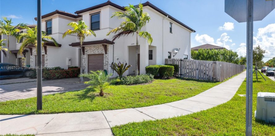 Townhouse in Homestead, Florida 3 bedrooms, 140.65 sq.m. № 1889205