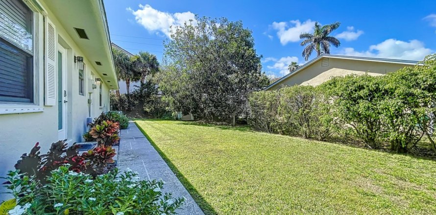 House in Hypoluxo, Florida 3 bedrooms, 241.45 sq.m. № 1159793