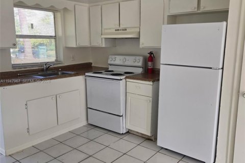 Villa ou maison à louer à St. Lucie, Floride: 2 chambres, 68.75 m2 № 2004044 - photo 9