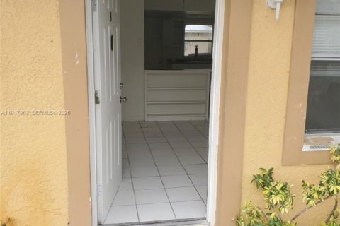 Villa ou maison à louer à St. Lucie, Floride: 2 chambres, 68.75 m2 № 2004044 - photo 3