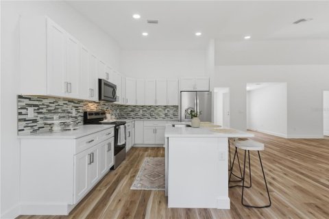 House in Weeki Wachee, Florida 4 bedrooms, 195.09 sq.m. № 2225872 - photo 6