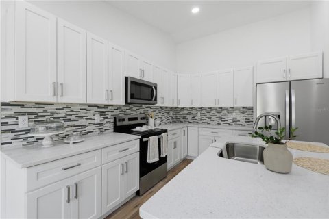 House in Weeki Wachee, Florida 4 bedrooms, 195.09 sq.m. № 2225872 - photo 11