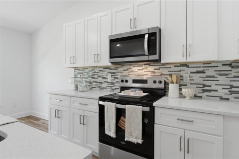 House in Weeki Wachee, Florida 4 bedrooms, 195.09 sq.m. № 2225872 - photo 8