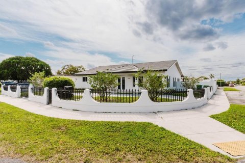Casa en venta en Miami, Florida, 4 dormitorios, 202.71 m2 № 1498504 - foto 3