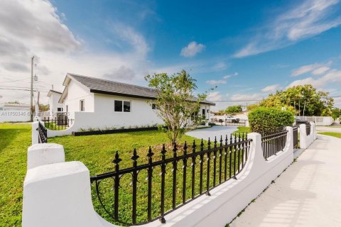 Casa en venta en Miami, Florida, 4 dormitorios, 202.71 m2 № 1498504 - foto 5