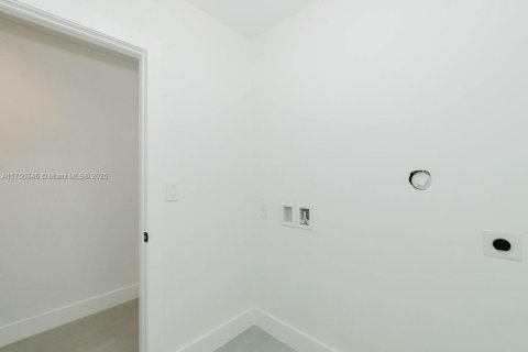 Casa en venta en Miami, Florida, 4 dormitorios, 202.71 m2 № 1498504 - foto 17
