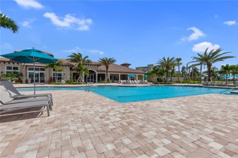 Снять в аренду таунхаус в Холливуд, Флорида 3 спальни, 167.22м2, № 2048610 - фото 17