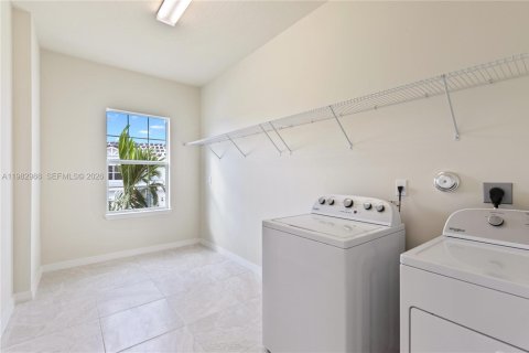 Снять в аренду таунхаус в Холливуд, Флорида 3 спальни, 167.22м2, № 2048610 - фото 12