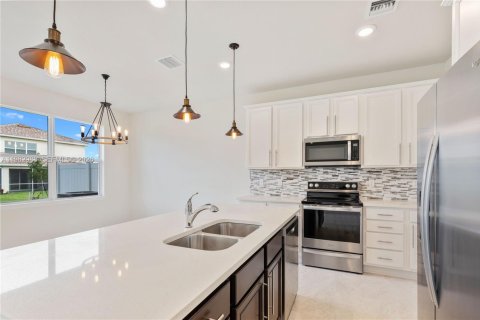 Снять в аренду таунхаус в Холливуд, Флорида 3 спальни, 167.22м2, № 2048610 - фото 3