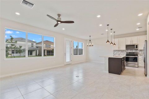 Снять в аренду таунхаус в Холливуд, Флорида 3 спальни, 167.22м2, № 2048610 - фото 6