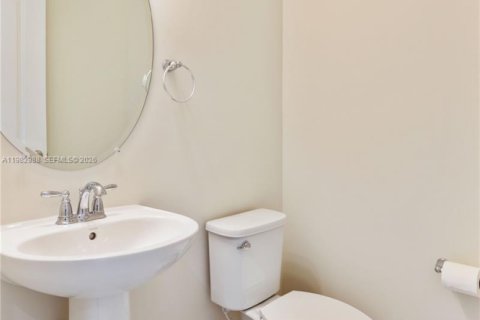 Снять в аренду таунхаус в Холливуд, Флорида 3 спальни, 167.22м2, № 2048610 - фото 8