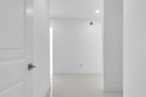 Villa ou maison à vendre à Miami, Floride: 5 chambres, 264.77 m2 № 1960779 - photo 14