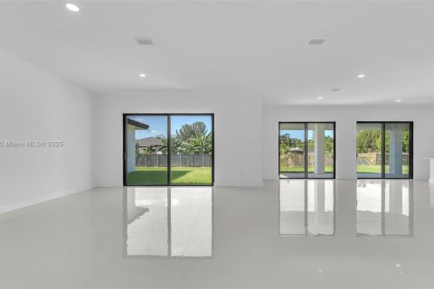 Villa ou maison à vendre à Miami, Floride: 5 chambres, 264.77 m2 № 1960779 - photo 3
