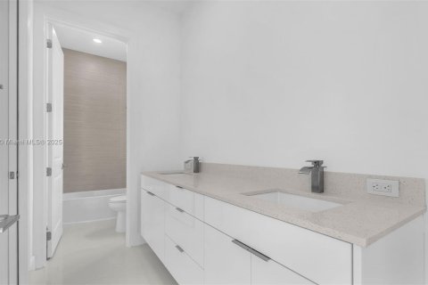 Villa ou maison à vendre à Miami, Floride: 5 chambres, 264.77 m2 № 1960779 - photo 22