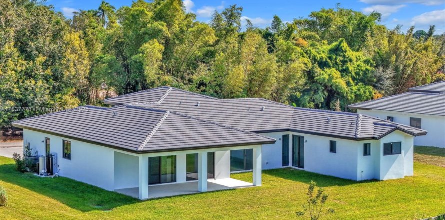 Villa ou maison à Miami, Floride 5 chambres, 264.77 m2 № 1960779