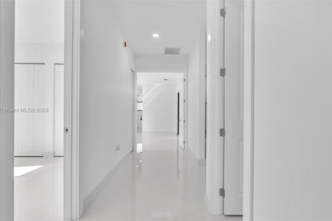 Villa ou maison à vendre à Miami, Floride: 5 chambres, 264.77 m2 № 1960779 - photo 24