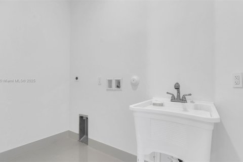 Villa ou maison à vendre à Miami, Floride: 5 chambres, 264.77 m2 № 1960779 - photo 11