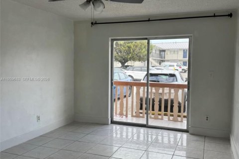 Apartamento en alquiler en Hialeah, Florida, 2 dormitorios, 69.68 m2 № 2023438 - foto 5