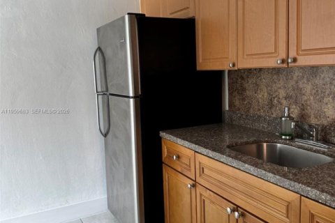 Apartamento en alquiler en Hialeah, Florida, 2 dormitorios, 69.68 m2 № 2023438 - foto 2