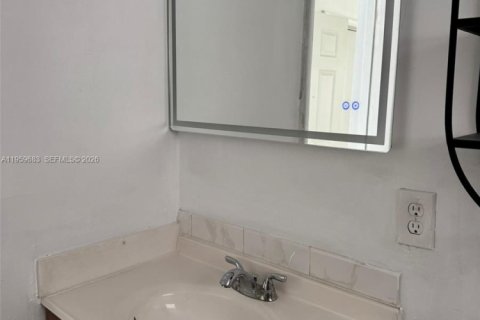 Apartamento en alquiler en Hialeah, Florida, 2 dormitorios, 69.68 m2 № 2023438 - foto 12