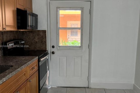 Apartamento en alquiler en Hialeah, Florida, 2 dormitorios, 69.68 m2 № 2023438 - foto 3