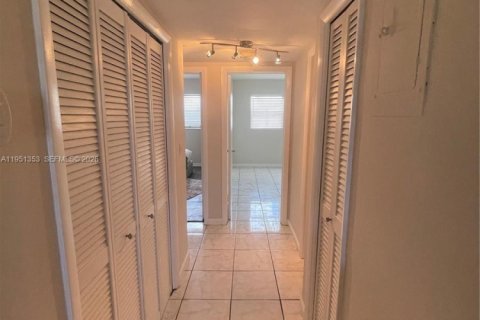 Снять в аренду кондоминиум в Окленд-Парк, Флорида 2 спальни, 74.32м2, № 2007321 - фото 4