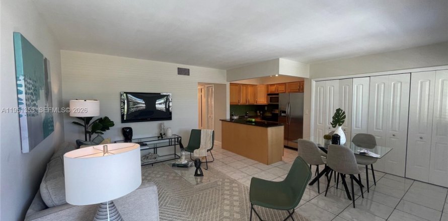 Кондоминиум с 2 спальнями в Окленд-Парк, Флорида № 2007321