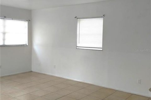 Снять в аренду квартиру в Лейк-Альфред, Флорида 4 комнаты, 74.32м2, № 1634277 - фото 2