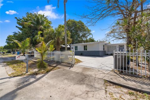 Купить виллу или дом в Вест-Парк, Флорида 3 спальни, 89.93м2, № 2038352 - фото 2