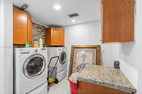 Купить виллу или дом в Вест-Парк, Флорида 3 спальни, 89.93м2, № 2038352 - фото 14