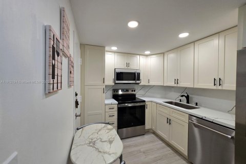 Condo in Sunny Isles Beach, Florida, 1 bedroom  № 2013677 - photo 20