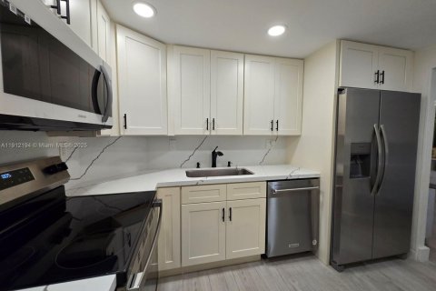 Condo in Sunny Isles Beach, Florida, 1 bedroom  № 2013677 - photo 23