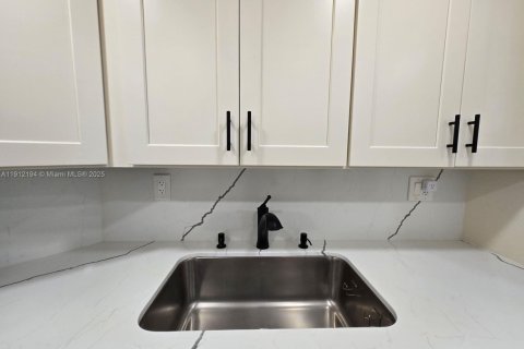 Condo in Sunny Isles Beach, Florida, 1 bedroom  № 2013677 - photo 24