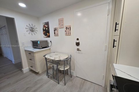 Condo in Sunny Isles Beach, Florida, 1 bedroom  № 2013677 - photo 27