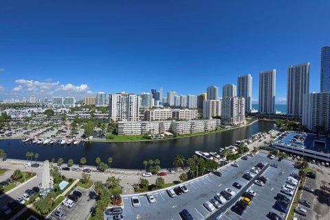 Condo in Sunny Isles Beach, Florida, 1 bedroom  № 2013677 - photo 13