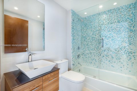 Condo in Miami Beach, Florida, 2 bedrooms  № 2060384 - photo 12