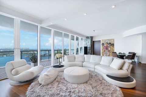 Condo in Miami Beach, Florida, 2 bedrooms  № 2060384 - photo 2