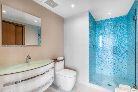 Condo in Miami Beach, Florida, 2 bedrooms  № 2060384 - photo 15