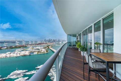 Condo in Miami Beach, Florida, 2 bedrooms  № 2060384 - photo 1