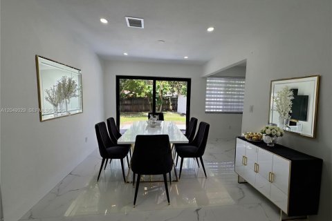 House in Miami Gardens, Florida 4 bedrooms, 150.5 sq.m. № 2254481 - photo 4