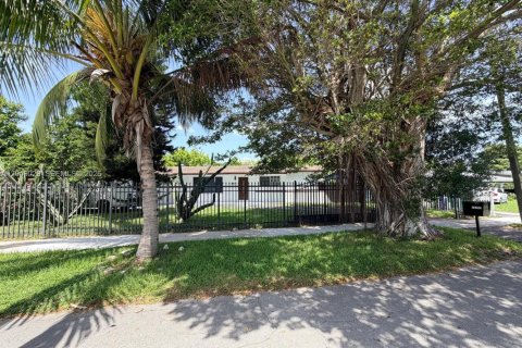 House in Miami Gardens, Florida 4 bedrooms, 150.5 sq.m. № 2254481 - photo 18