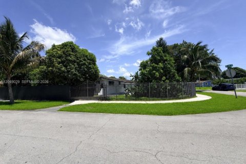 House in Miami Gardens, Florida 4 bedrooms, 150.5 sq.m. № 2254481 - photo 17