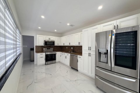House in Miami Gardens, Florida 4 bedrooms, 150.5 sq.m. № 2254481 - photo 5
